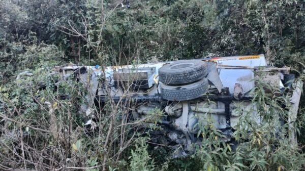 मसूरी में पेट्रोल-डीजल से भरा ट्रक गहरी खाई में गिरा, मचा हड़कंप