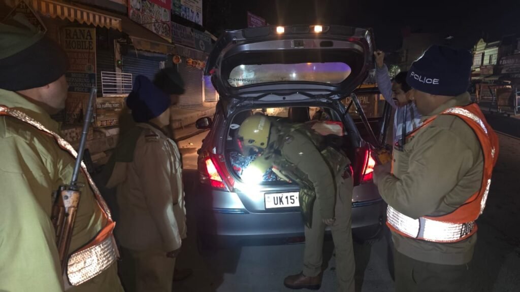 दून पुलिस ने पूरे जनपद में चलाया आकस्मिक चेकिंग अभियान,1800 वाहनों व 3300 से अधिक व्यक्तियो को किया चैक