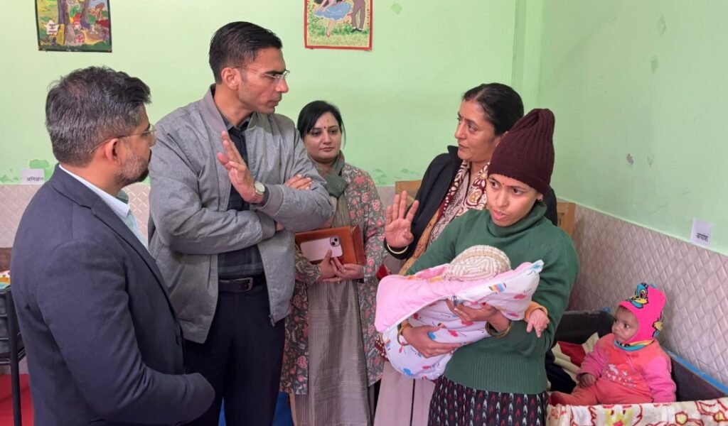 जिलाधिकारी सविन बंसल ने केदारपुरम अवस्थित राजकीय नारी निकेतन का किया औचक निरीक्षण