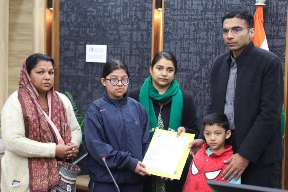 पति की मृत्यु के बाद कर्ज में दबे परिवार को डीएम ने करवाया ऋण मुक्त, बेटी की 12वीं तक की शिक्षा को स्कूल में भरी फीस