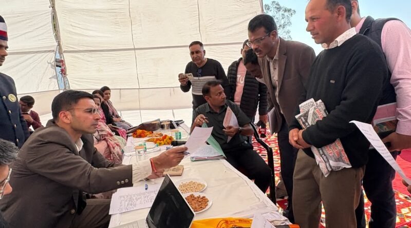 जनता की शिकायत पर एक्शन, वेतन रुका तो जारी हुए सर्टिफिकेट