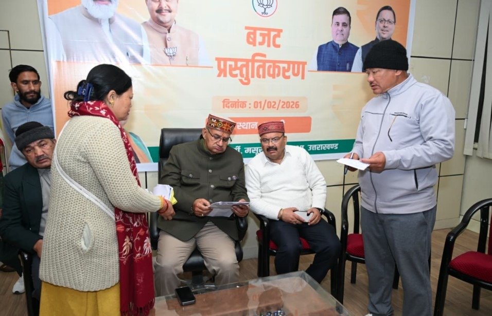  पूर्व सैनिकों ने सैनिक कल्याण मंत्री गणेश जोशी से की भेंट 