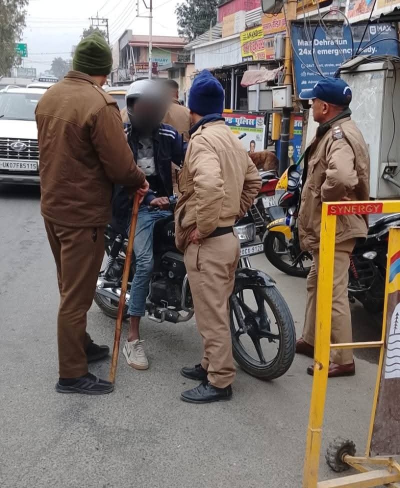 एसएसपी देहरादून द्वारा सभी संदिग्ध रूप से घूम रहे व्यक्तियों से पूछताछ कर प्राप्त की जा रही सत्यापन संबंधित जानकारी
