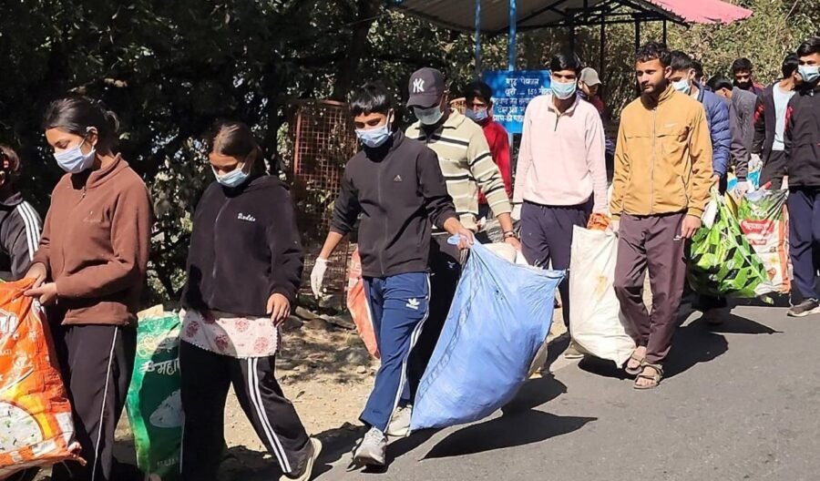 गोपेश्वर के युवाओं का “अपनी प्रकृति अभियान” बना मिसाल, स्वच्छता के लिए हर रविवार जुटती है टोली