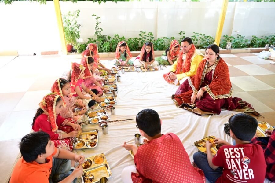 मुख्यमंत्री पुष्कर सिंह धामी ने रामनवमी के पावन अवसर पर मुख्यमंत्री आवास में किया कन्या पूजन, प्रदेश की खुशहाली की कामना