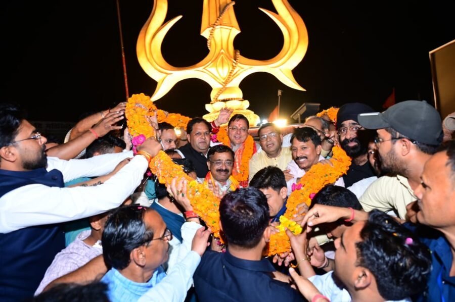 काशीपुर से सड़क मार्ग से खटीमा पहुंचे सीएम धामी, बुलडोजर से हुआ भव्य स्वागत, सड़कों पर उमड़ा जनसैलाब!