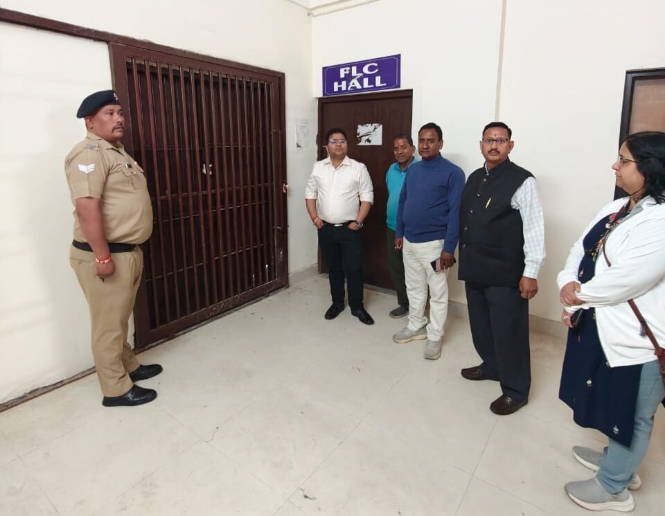 डीएम विशाल मिश्रा ने ईवीएम वीवीपैट वेयर हाउस का निरीक्षण कर सुरक्षा, सीसीटीवी निगरानी व रिकॉर्ड रखरखाव की व्यवस्था का लिया जायजा, आवश्यक सुधार के दिए निर्देश