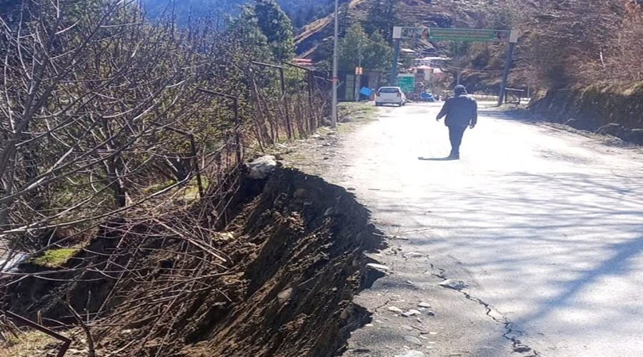 उत्तरकाशी : धराली में भू-धंसाव से सेब के बागीचे को नुकसान, गंगोत्री हाईवे को खतरा