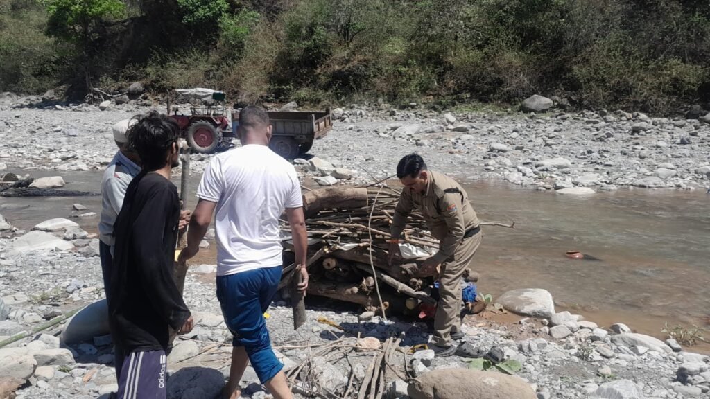 कोटद्वार : खाकी ने निभाया बेटे का फर्ज, बुजुर्ग को दी सम्मानजनक अंतिम विदाई
