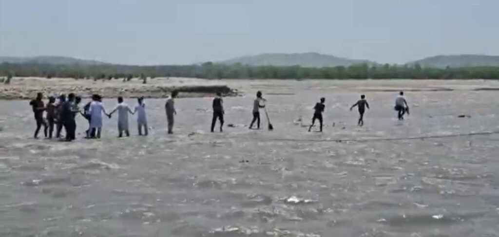 हरिद्वार : गंगा में अचानक बढ़ा जलस्तर, 21 लोग टापु पर फँसे