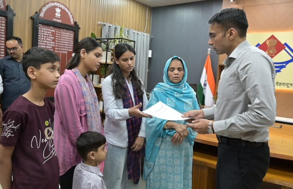 मानवीय संवेदना : असहाय विधवा क्षमा का बैंक ऋण डीएम सविन बंसल ने करवाया माफ, बैंक से मिली ‘नो ड्यूज’ एनओसी