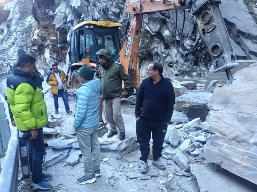 बदरीनाथ राष्ट्रीय राजमार्ग हुआ बाधित, घंटों फंसे लोग