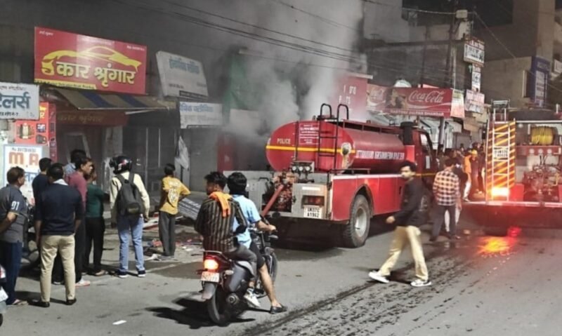 बीएसएम कॉलेज के पास दुकान में भीषण आग, देर रात मचा हड़कंप