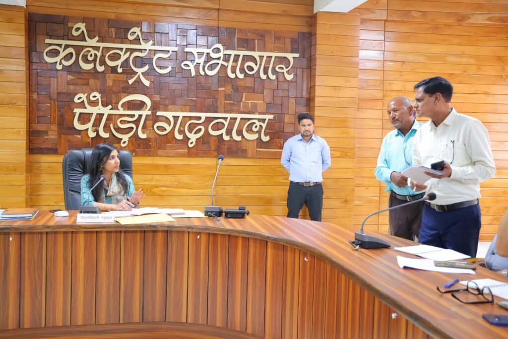 पौड़ी गढ़वाल : जनता मिलन में जनसमस्याओं के त्वरित निस्तारण पर DM का जोर