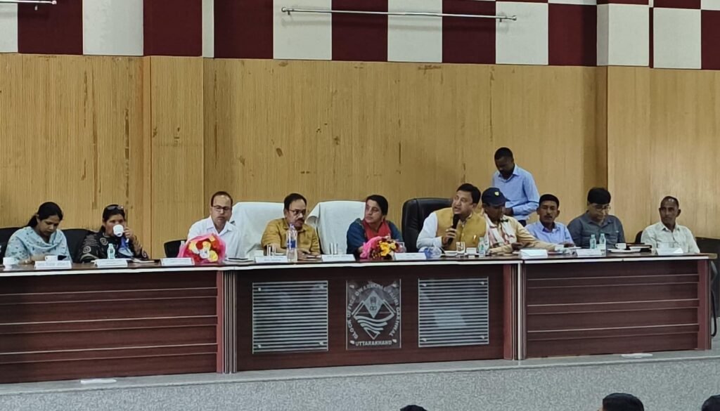 अधिकारी क्षेत्र में जाकर योजनाओं का करें नियमित निरीक्षण – सीडीओ अशोक जोशी