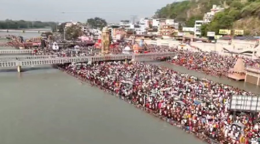 गंगा दशहरा पर हरकी पैड़ी में उमड़ा आस्था का सैलाब, श्रद्धालुओं ने लगाई पवित्र डुबकी