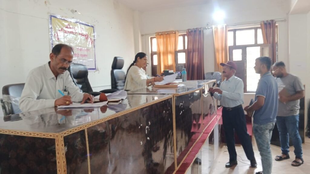 पौड़ी गढ़वाल : तहसील दिवस में एसडीएम ने सुनीं जनसमस्याएं, अधिकारियों को दिए त्वरित समाधान के निर्देश