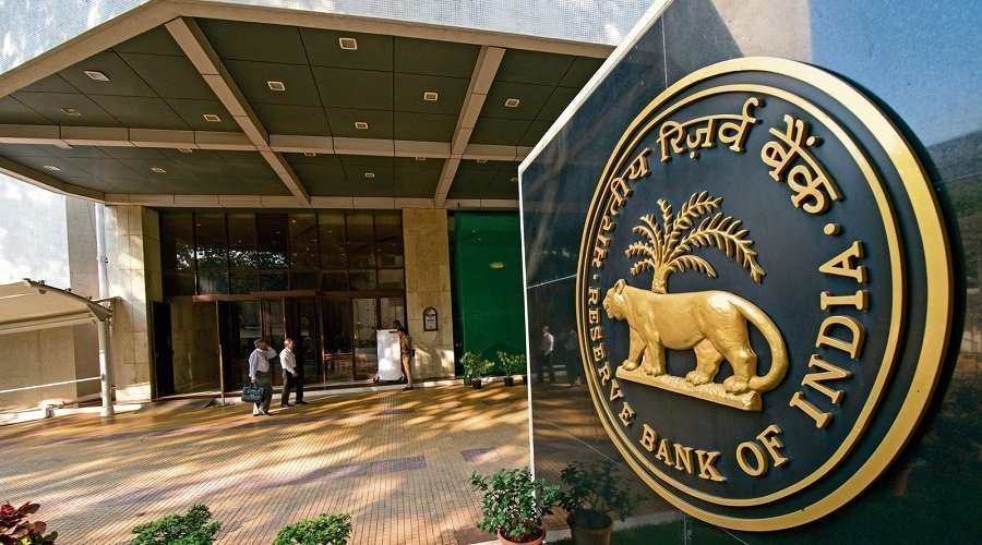 RBI ने घटाया विकास दर का अनुमान, महंगाई बढ़ने की आशंका, आम आदमी की जेब पर पड़ सकता है असर
