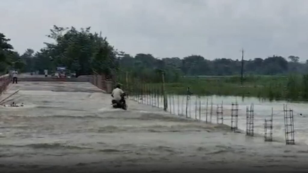 भारी बारिश से भूस्खलन और अचानक आई बाढ़, 3 लोग लापता