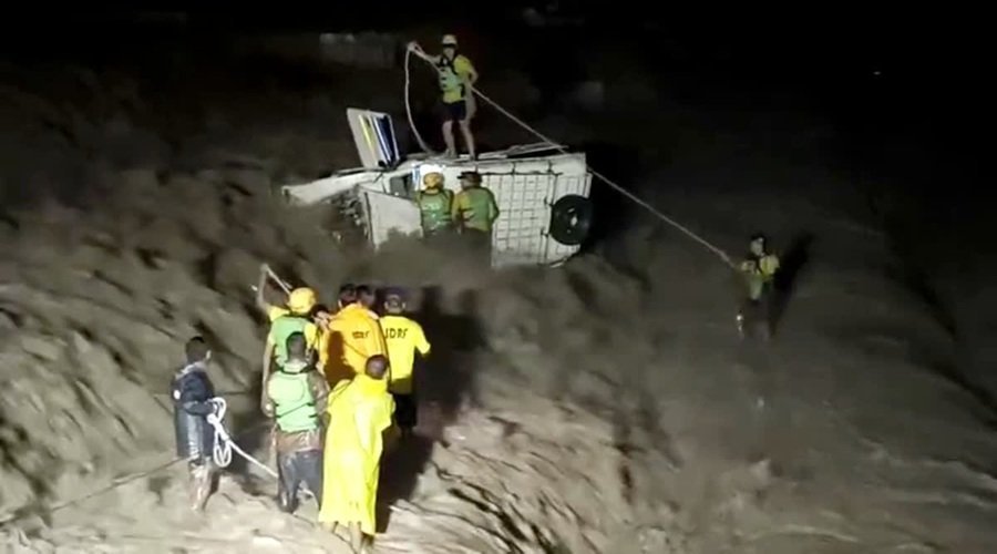 ऋषिकेश में उफनती बीन नदी में पलटा मैक्स वाहन, SDRF ने दो लोगों को बचाया