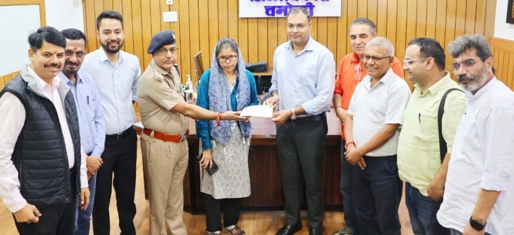 दिवंगत पत्रकार हरीश बिष्ट की पत्नी को मिली 5 लाख की सहायता
