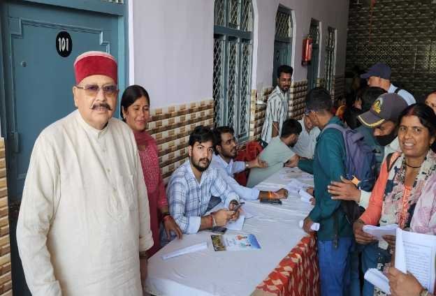 पौड़ी गढ़वाल : श्रमिक पंजीकरण शिविर में उमड़ी भीड़, 2779 से अधिक श्रमिकों के बने कार्ड